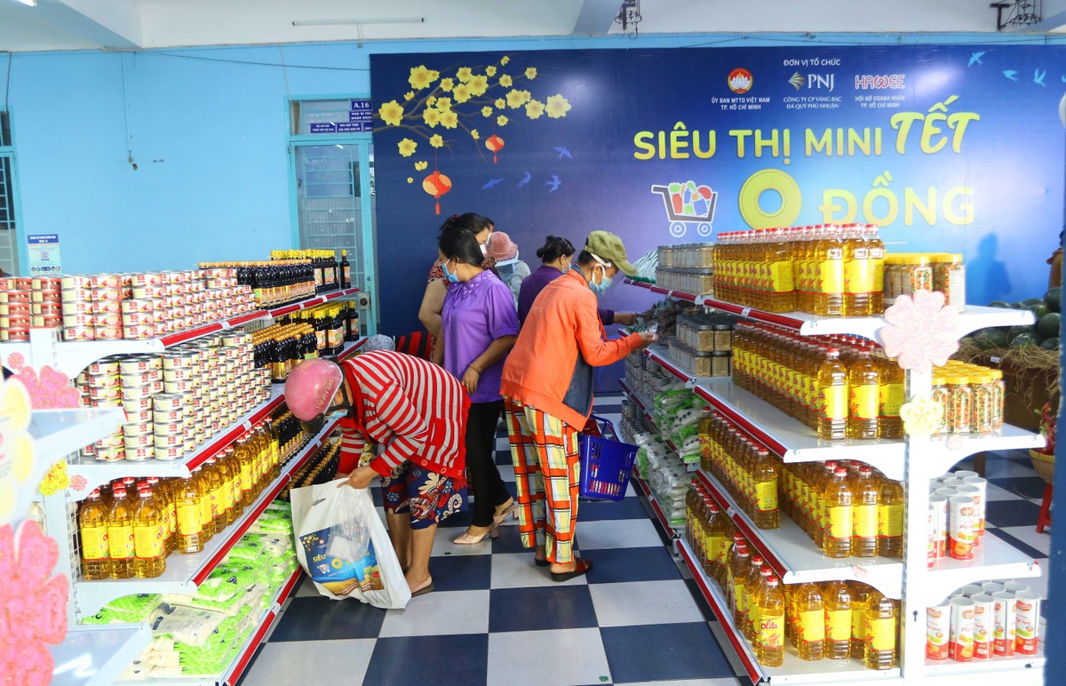 Người dân háo hức đi siêu thị từ sáng sớm. Người dân háo hức đi siêu thị từ sáng sớm.