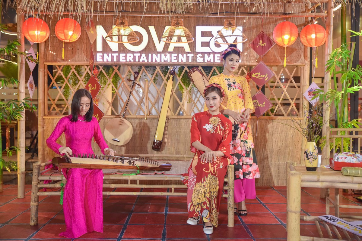 Các thiếu nữ thưởng thức tiếng đàn tranh.