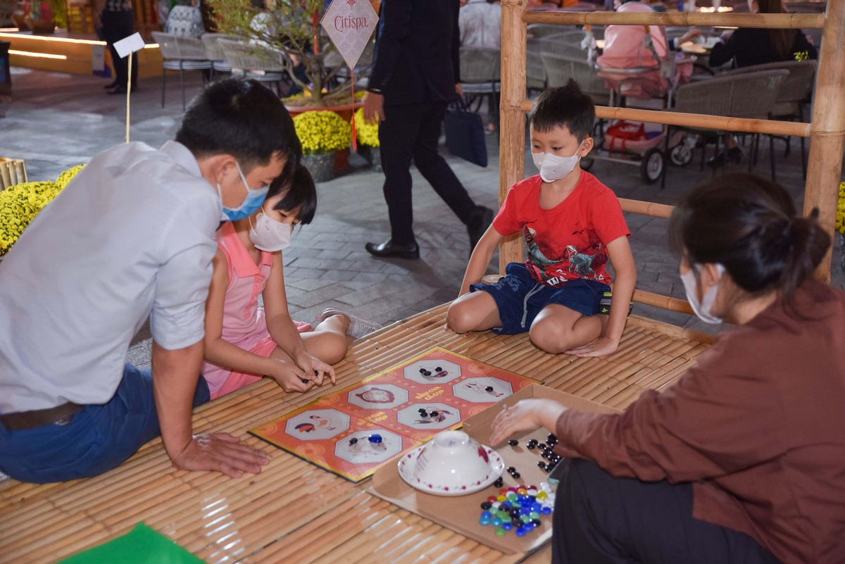 Các em nhỏ chơi trò chơi dân gian.