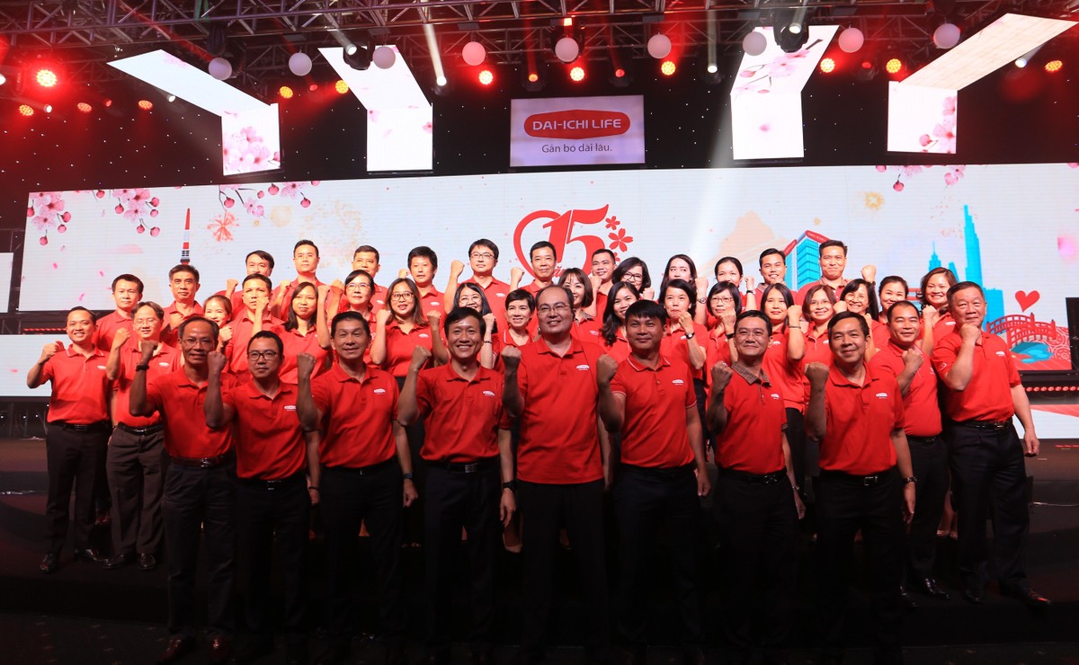 Các thành viên Ban Giám đốc Dai-ichi Life Việt Nam tại sự kiện “15 năm – Kết nối Triệu Yêu Thương”. Các thành viên Ban Giám đốc Dai-ichi Life Việt Nam tại sự kiện “15 năm – Kết nối Triệu Yêu Thương”.