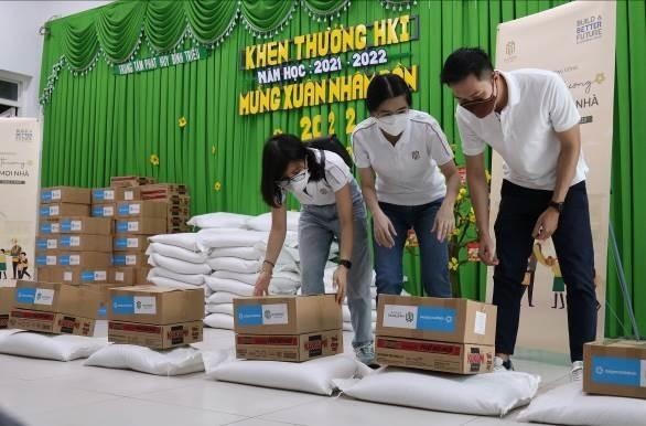 Đại diện Masterise Group cùng các đoàn thể trao tặng gạo và nhiều thực phẩm Tết đến cộng đồng trong chương trình.