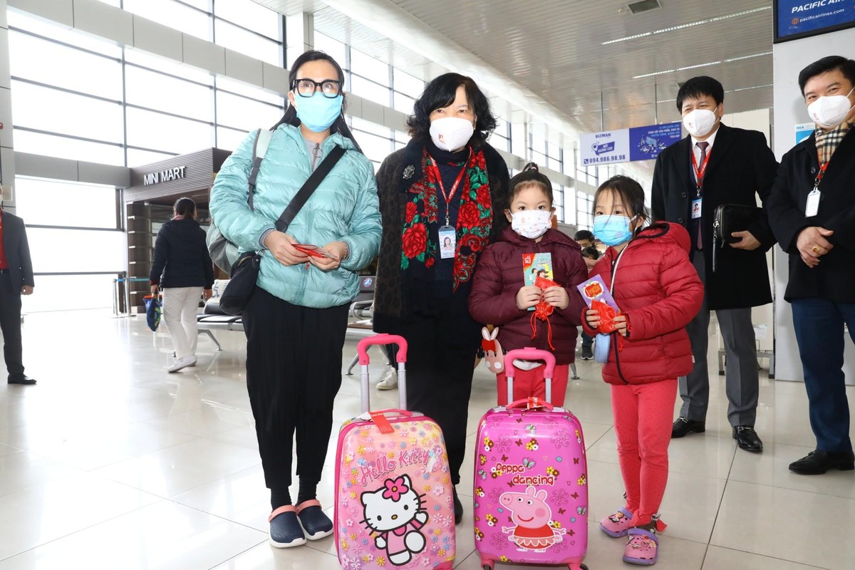 Bên cạnh những lời chúc mừng năm mới bình an và hạnh phúc, Chủ tịch Vietjet Nguyễn Thanh Hà còn gửi tặng khách hàng phong bao lì xì và túi lộc may mắn.