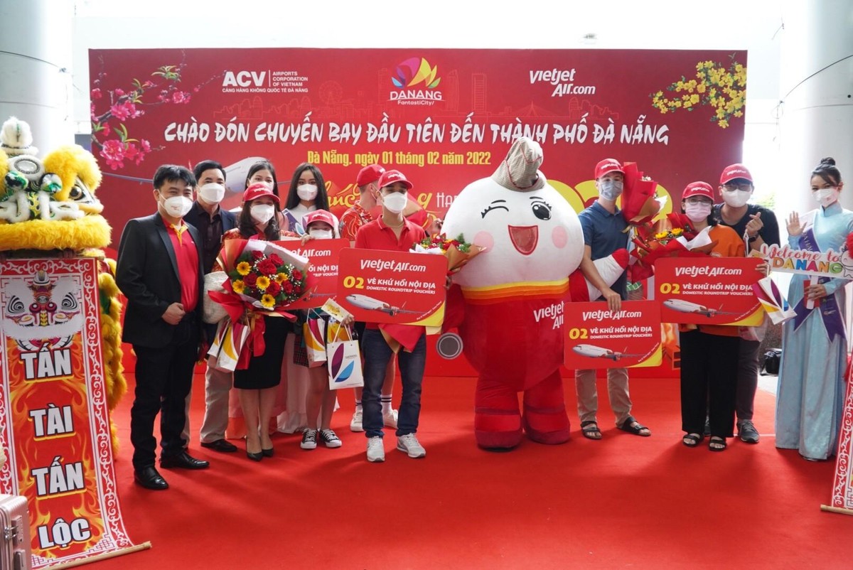 5 hành khách may mắn nhất trên chuyến bay VJ624 đã nhận được những phần quà đặc biệt trong ngày đầu năm.