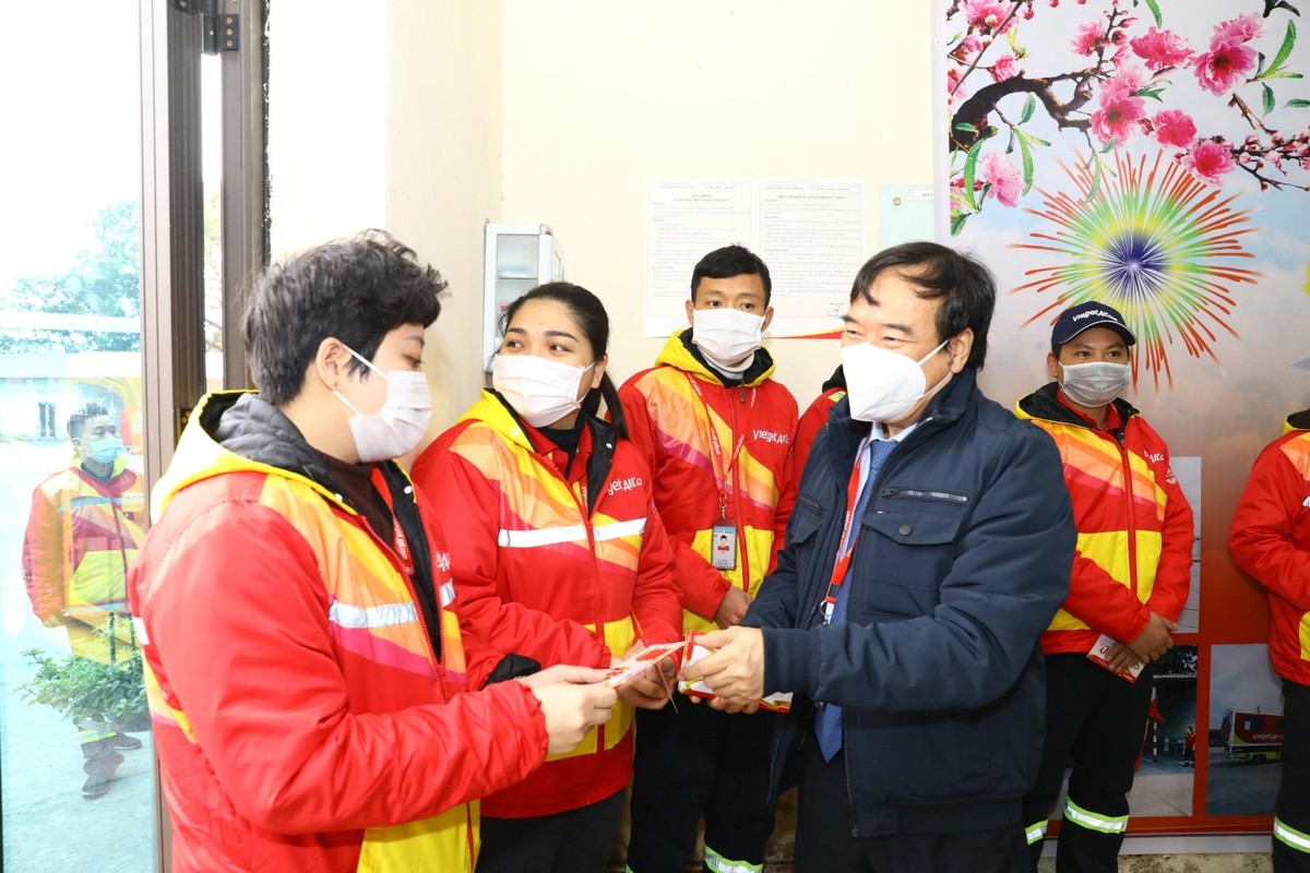 Chủ tịch Vietjet Nguyễn Thanh Hà và Phó Tổng giám đốc Vietjet Nguyễn Đức Thịnh cũng gặp gỡ đại diện các nhân viên phục vụ mặt đất tại Trung tâm Dịch vụ Mặt đất Vietjet tại Nội Bài đang làm nhiệm vụ và dặn dò các cán bộ nhân viên làm việc, nỗ lực hơn nữa để phục vụ khách hàng tốt nhất trong năm mới.