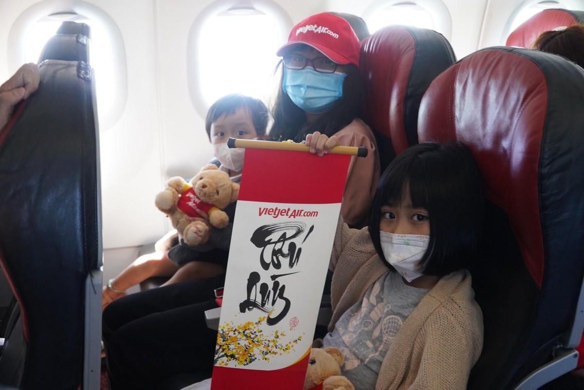 Hơn 200 hành khách trên chuyến bay đầu tiên đến sân bay quốc tế Đà Nẵng sáng nay còn có cơ hội tham gia bốc thăm may mắn với giải thưởng cho 5 khách hàng may mắn nhất là một cặp vé khứ hồi bay cùng Vietjet khắp các chặng bay phủ khắp Việt Nam cùng túi quà tặng từ Sở Du lịch Đà Nẵng, Trung tâm Xúc tiến Du lịch Đà Nẵng, Cảng vụ Hàng không miền Trung…