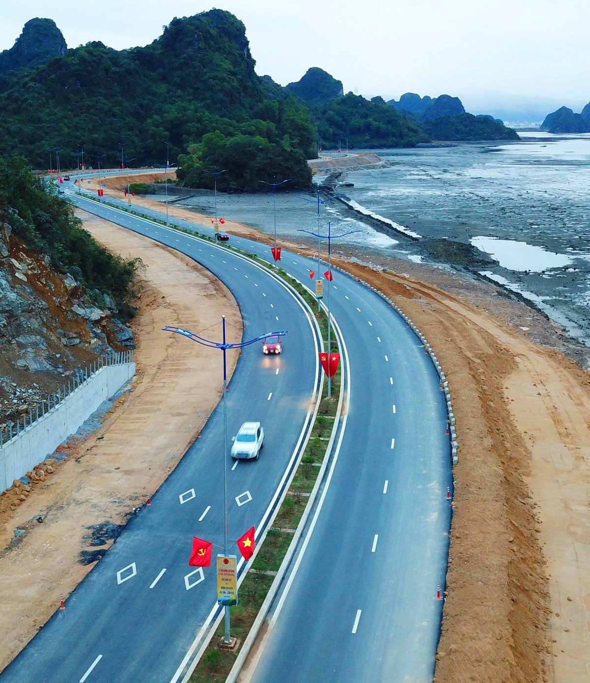 Tuyến đường ven biển kết nối hai thành phố lớn của tỉnh Quảng Ninh là Hạ Long – Cẩm Phả đã thông toàn tuyến vào ngày 1/1/2022 với tổng mức đầu tư gần 2.300 tỉ đồng.