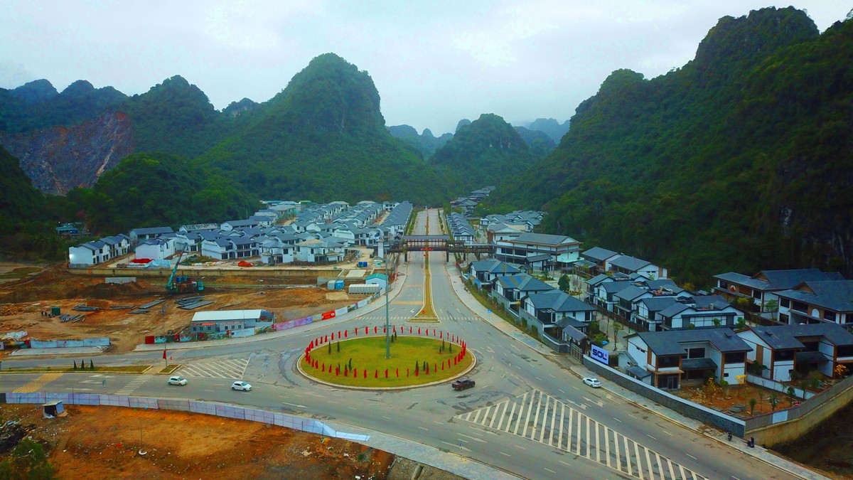 Khu nghỉ dưỡng Yoko Onsen Quang Hanh ngay tại đường bao biển, điểm đến không thể bỏ qua khi đến du lịch tại đây.