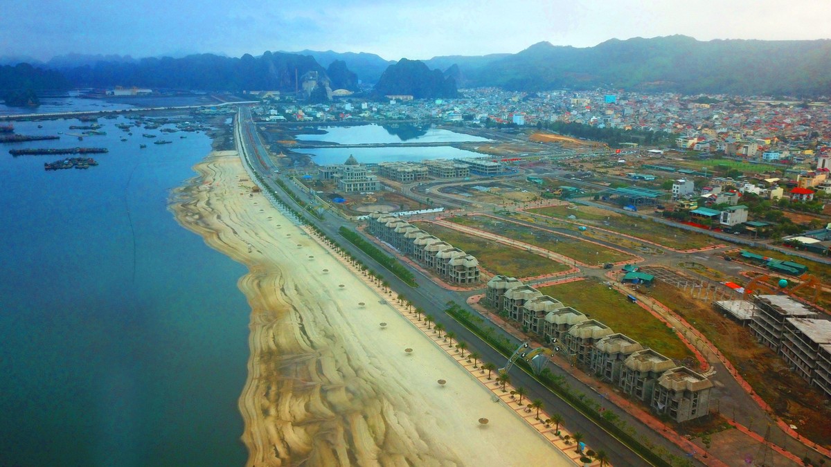 Các dự án bất động sản ven biển đã nhanh chóng đón đầu. Các bãi biển đã hình thành sẽ đón lượng lớn khách du lịch đến Cẩm Phả mùa hè này