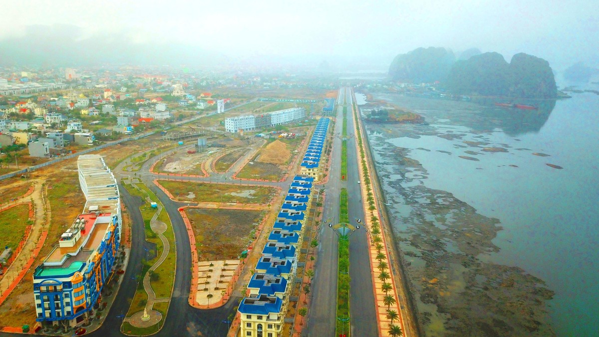 Đường ven biển Hạ Long – Cẩm Phả không chỉ kết nối nhanh giữa 2 thành phố lớn nhất của Quảng Ninh, thay vì chỉ có Quốc lộ 18 như lâu nay mà còn mở ra một không gian phát triển mới cho Quảng Ninh, nhất là lợi thế về mặt biển.