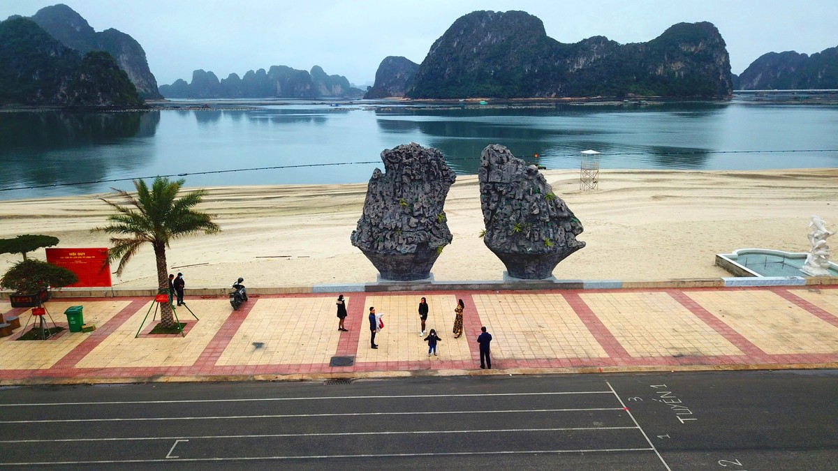 Khách du xuân trên đường bao biển tranh thủ lưu lại kỷ niệm bên biểu tượng du lịch của tỉnh.