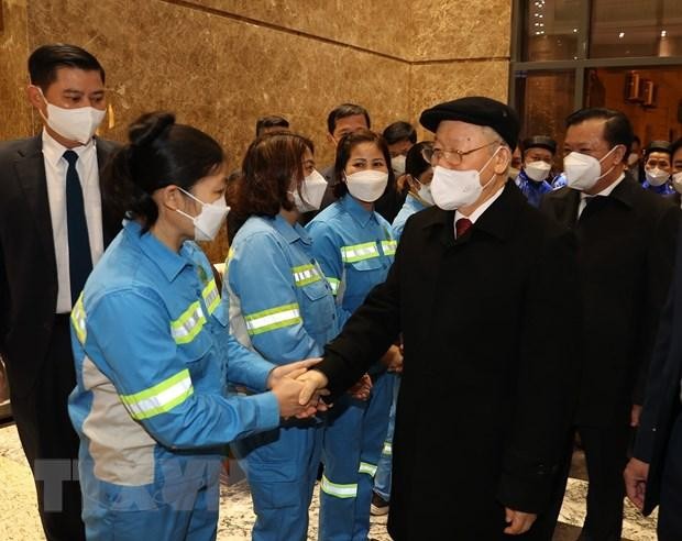 Tổng Bí thư Nguyễn Phú Trọng thăm hỏi, chúc Tết công nhân môi trường. (Ảnh: Trí Dũng/TTXVN). Tổng Bí thư Nguyễn Phú Trọng thăm hỏi, chúc Tết công nhân môi trường. (Ảnh: Trí Dũng/TTXVN).