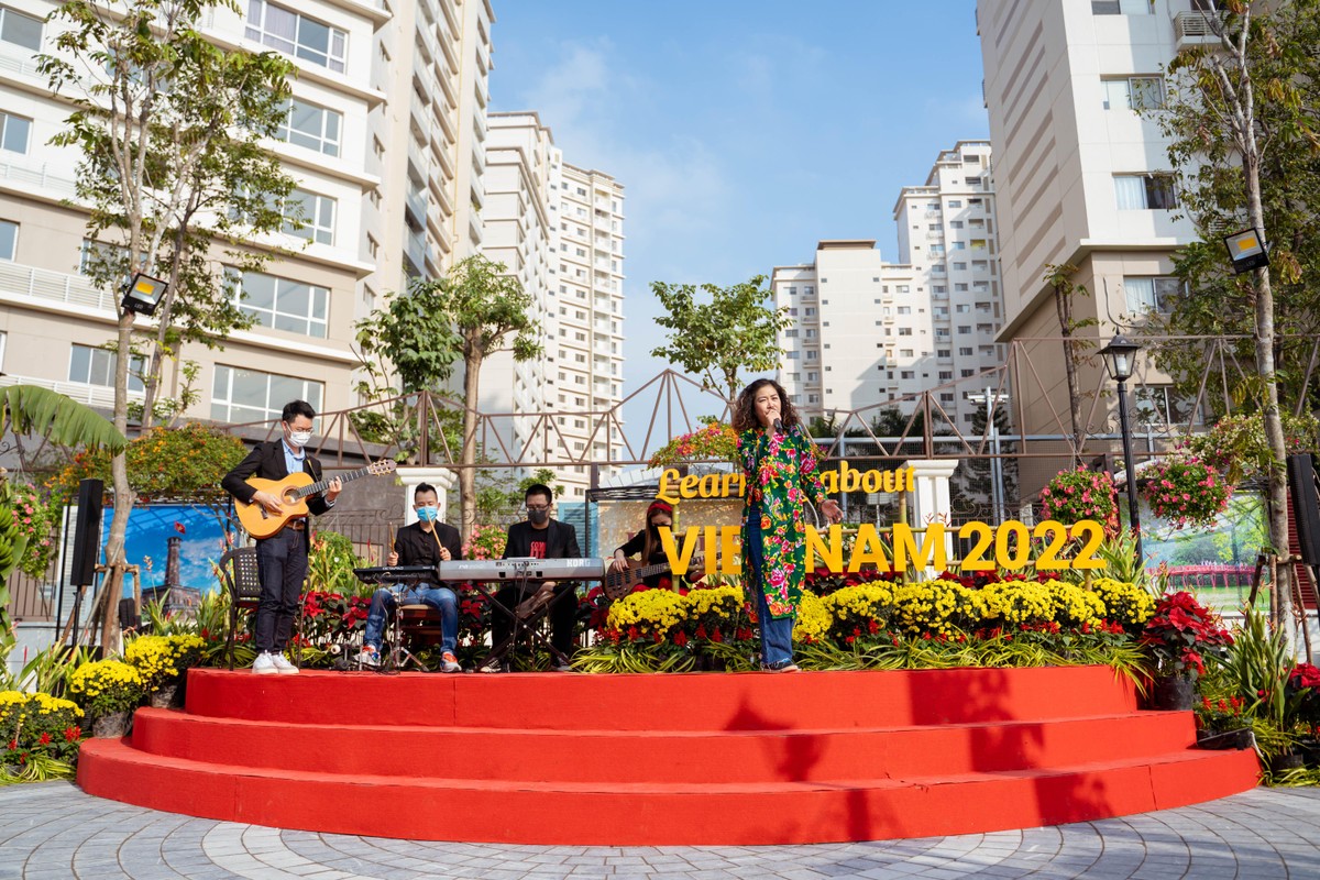 Biểu diễn tại chương trình Ngày tìm hiểu Việt Nam.