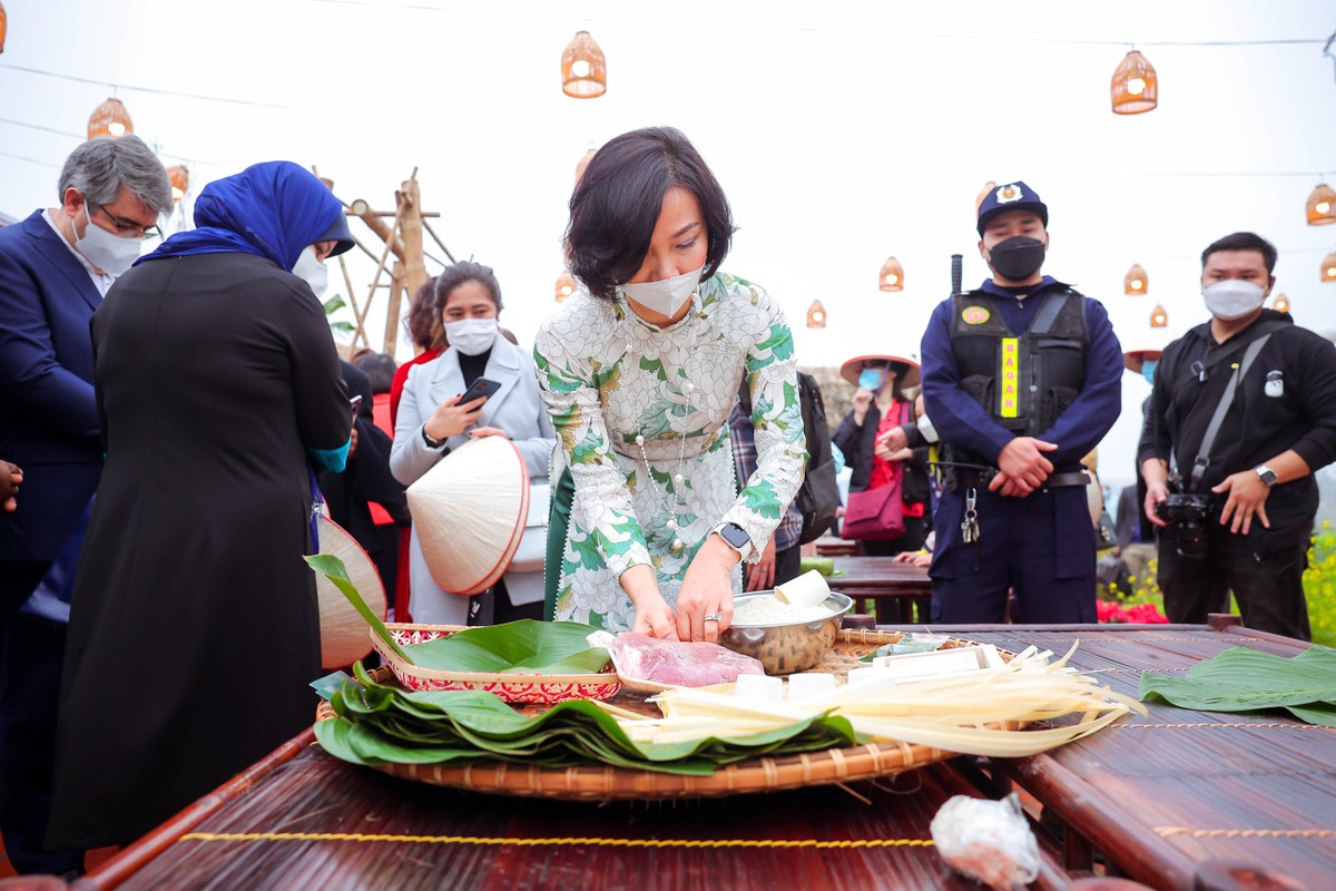 Phu nhân các đại sứ tham gia các hoạt động trong ngày tìm hiểu Việt Nam.