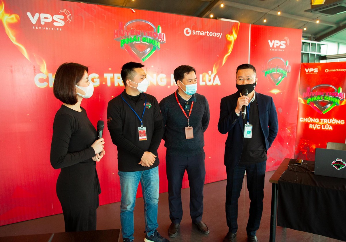 Các thí sinh chia sẻ cảm nhận sau vòng thi đầu tiên (Từ trái qua phải: MC Phương Đông – Thí sinh @dungda – Chuyên gia Lê Đức Khánh – Thí sinh @trungdung168).