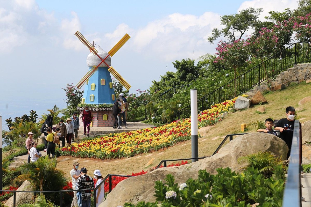 Các điểm đến du lịch đón khách trở lại.