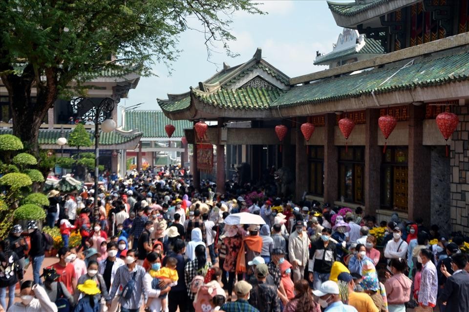 Du khách đến dâng hương tại Miếu Bà Chúa Xứ núi Sam.