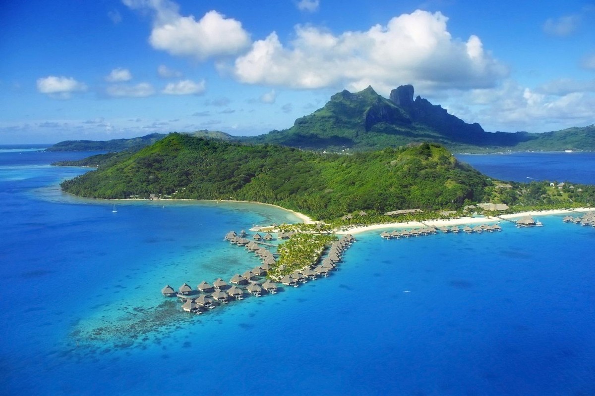 Đảo Bora Bora được người Pháp xem là viên ngọc quý. Ảnh: Shutterstock.