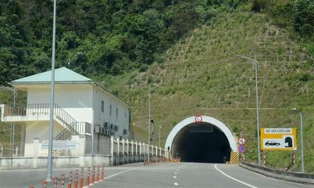 Đường dẫn vào hầm Mũi Trâu trên tuyến cao tốc La Sơn-Túy Loan. (Ảnh: Quốc Dũng/TTXVN).