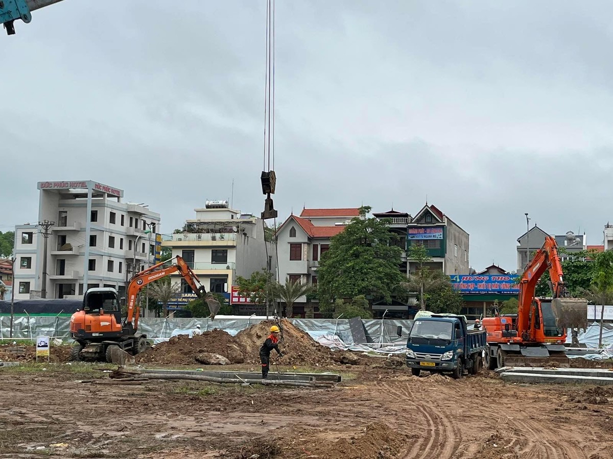 Công trường gấp rút thi công (ảnh thực tế).