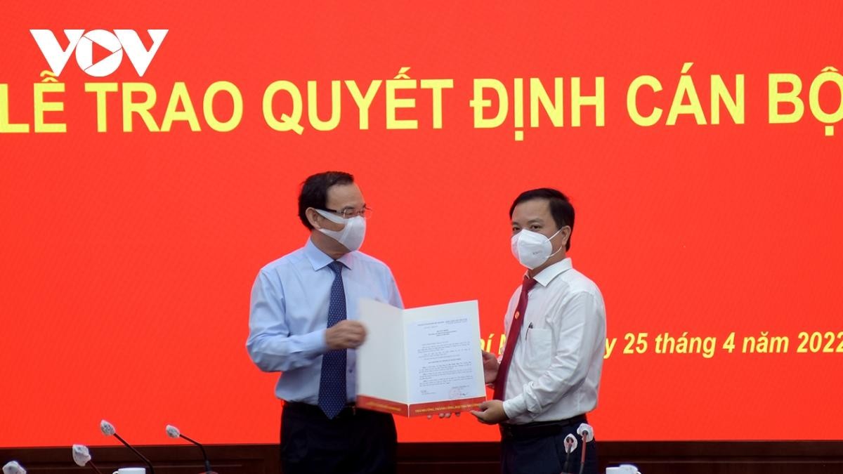 Ông Nguyễn Văn Nên trao quyết định cho ông Ma Xuân Việt (ảnh Hà An)