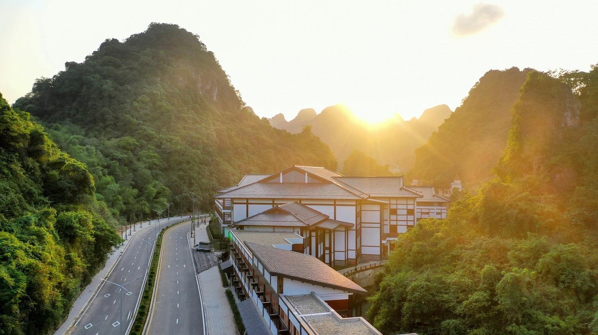 Tổ hợp biệt thự Sun Onsen Village – Limited Edition nằm trong “thị trấn nghỉ dưỡng phong cách Nhật Bản” đang dần thành hình mà Sun Group dày công kiến tạo tại Quang Hanh – nơi dòng khoáng nóng được gìn giữ, chắt lọc và nâng tầm thành một tiêu chuẩn chăm sóc sức khỏe trường tồn cho con người.