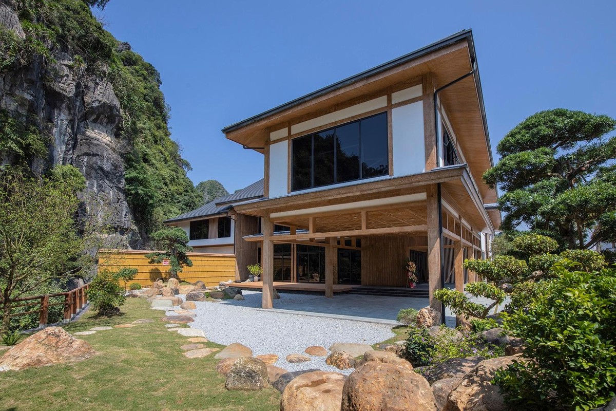 Được bao bọc bởi địa hình “núi cao Vịnh sâu”, Sun Onsen Village – Limited Edition mang trong mình triết lý Wabi Sabi – được xem là linh hồn của văn hóa và nghệ thuật Nhật Bản - một cách mộc mạc, tinh tế. Trên tổng quy mô 9.1ha, các căn biệt thự khoáng nóng tại 2 phân khu: Yoko Villas và Yama Villas là những tác phẩm được nghệ nhân Zen Garden kỳ công nương theo địa hình tự nhiên kiến tạo các tác phẩm chuẩn vườn Nhật, mang nét độc đáo riêng, nhưng vẫn giữ nguyên vẹn những nét thô sơ, mộc mạc vốn có.