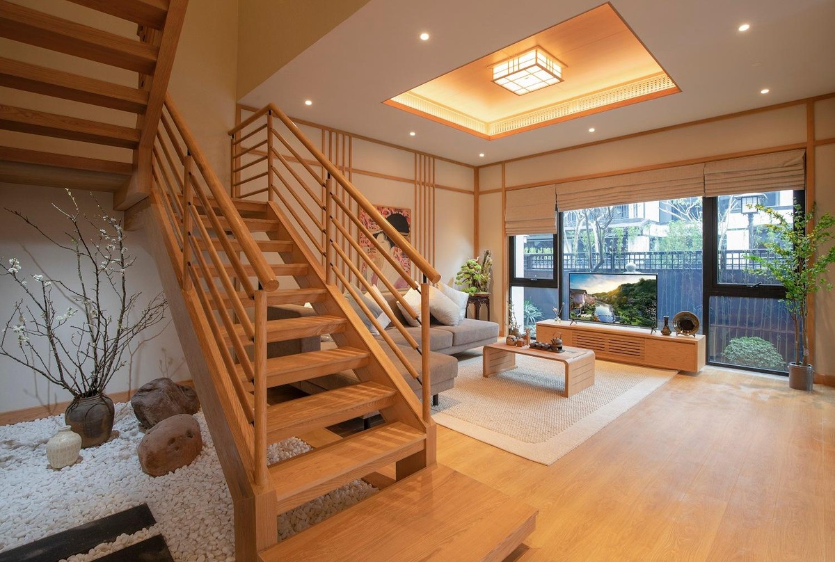 Sức sống văn hóa của đất nước Phù Tang được Raymond Architectural Design - đơn vị thiết kế nội thất nổi tiếng Nhật Bản tái hiện ở từng dáng cây bonsai cắt tỉa cầu kỳ đối nghịch với sự thô ráp của bề mặt sỏi, đá, gốm Việt, đồ gỗ tự nhiên thiết kế mộc mạc, tối giản.