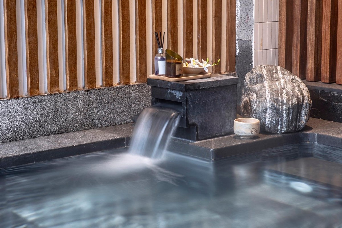 Tọa lạc tại trung tâm Thị trấn nghỉ dưỡng khoáng nóng Quang Hanh, từng căn biệt thự Sun Onsen Village – Limited Edition được dẫn nguồn nước khoáng nóng tốt cho sức khỏe vào tận nhà, giúp chủ nhân tận hưởng sự thư giãn, chăm sóc sức khỏe tối ưu suốt 365 ngày. Theo kết quả kiểm nghiệm mẫu nước khoáng Quang Hanh được gửi đến Tokyo (Nhật Bản) phân tích, hàm lượng Ion Na+ và Cl- chiếm đến hơn 20 g/l, chứa axit metasilic và axit boric. Đặc biệt, tỷ lệ brom 40 mg/l cho thấy đây là nguồn nước quý có lợi cho sức khỏe, giúp loại bỏ tế bào chết trên da, thanh lọc, giúp cơ thể nhẹ nhàng và sảng khoái hơn.