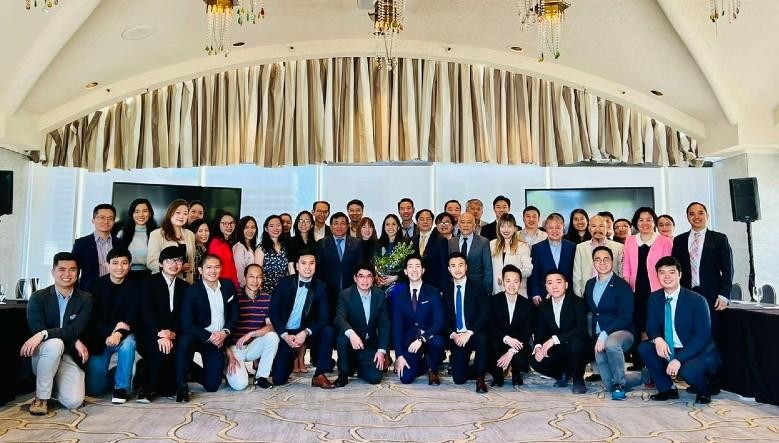 Bộ trưởng Nguyễn Chí Dũng chụp ảnh lưu niệm cùng các thành viên Mạng lưới Đổi mới sáng tạo Việt Nam ở nước ngoài.