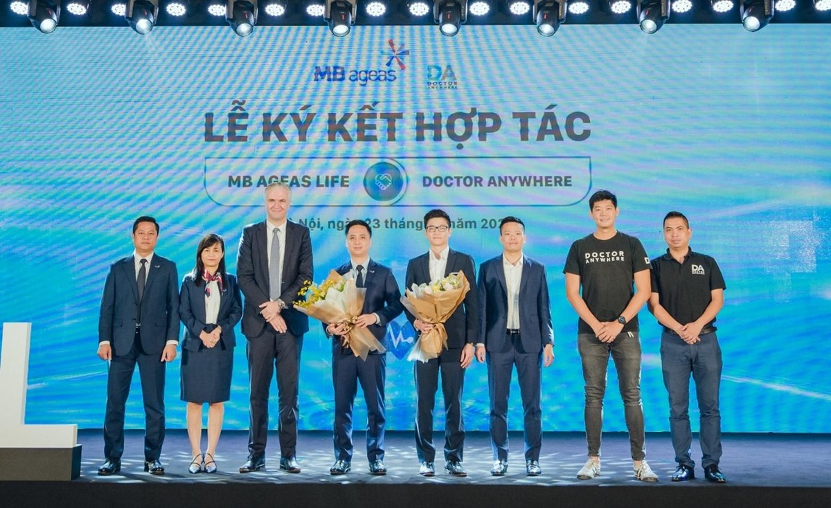 Đại diện Lãnh đạo cấp cao MB Ageas Life và Doctor Anywhere chụp ảnh tại sự kiện.