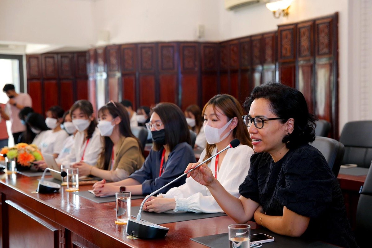 Bà Trần Thị Thu Thuỷ - Đại diện Ban lãnh đạo VPS (ngoài cùng bên phải) phát biểu trong buổi lễ ký kết hợp tác.