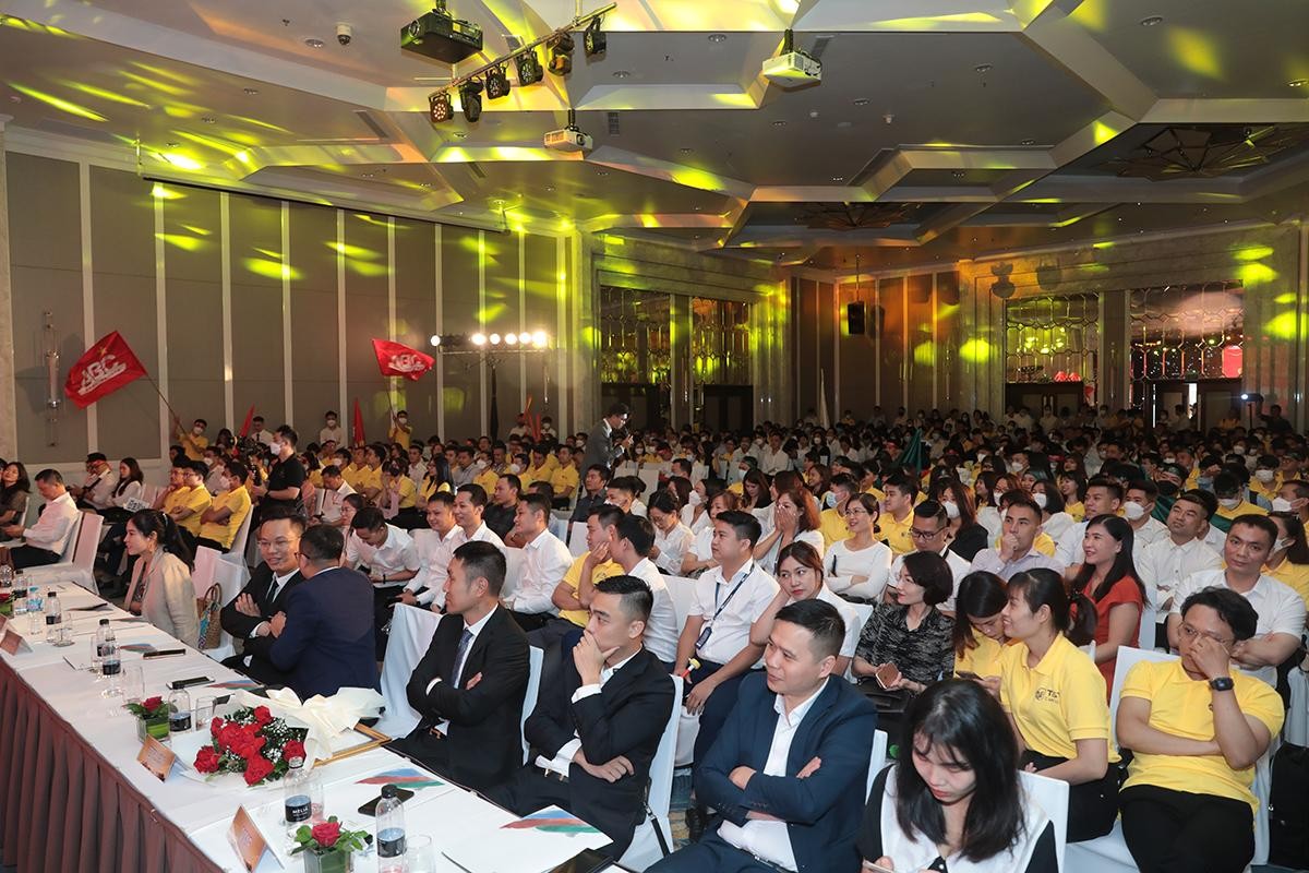 Không khí sôi động và hứng khởi đội ngũ K.I.S tại lễ ra quân siêu phẩm T&T Capella. Không khí sôi động và hứng khởi đội ngũ K.I.S tại lễ ra quân siêu phẩm T&T Capella.