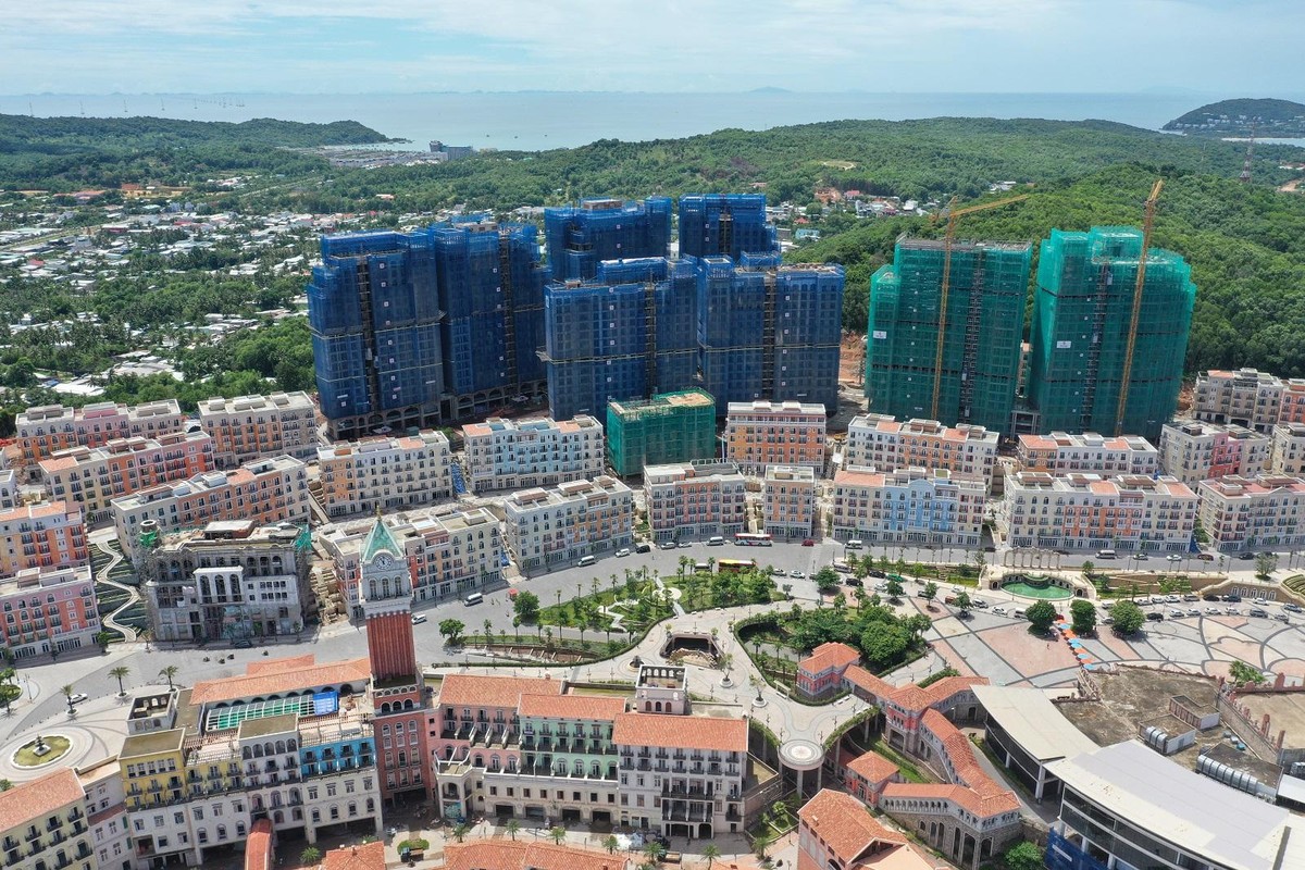 8 tòa căn hộ cao tầng tại Sun Grand City Hillside Residence đã cất nóc.