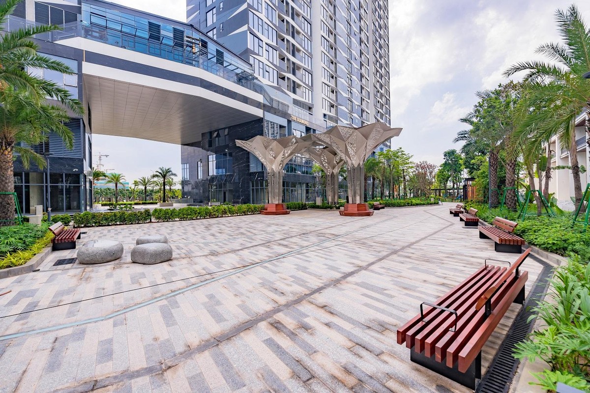 Khu vực cổng chào nối giữa 2 tòa tháp là các tháp đèn lung linh được thiết kế theo đặc trưng phong cách Origami.