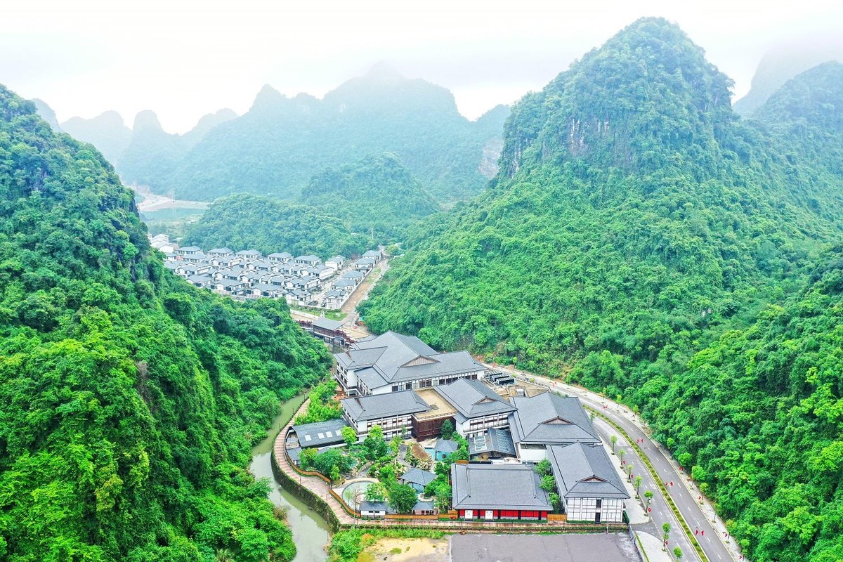 Là dòng sản phẩm cao cấp phiên bản giới hạn, 180 căn biệt thự Sun Onsen Village – Limited Edition là 180 tác phẩm kiến trúc mang triết lý về vẻ đẹp bất toàn của người Nhật. Không uy nghi lộng lẫy, mỗi căn biệt thự sở hữu chiều cao 2 tầng thiết kế tối giản nhưng độc đáo trên diện tích từ 250 m2 đến hơn 1.000 m2.