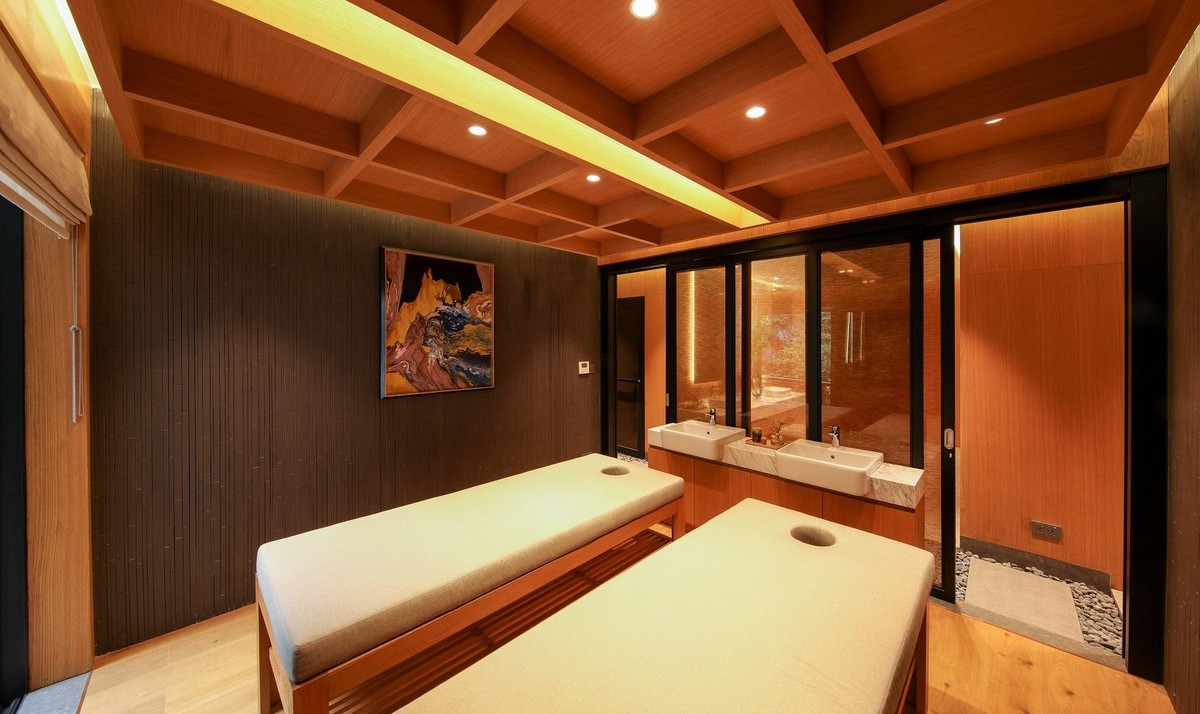 Đặc biệt, các căn biệt thự đơn lập còn được trang bị phòng massage đưa nguồn tắm khoáng vào tận phòng ngủ master, giúp chủ nhân thụ hưởng đặc quyền “một bước là chạm mạch nước suối thần” ngay trong chính căn hộ của mình.