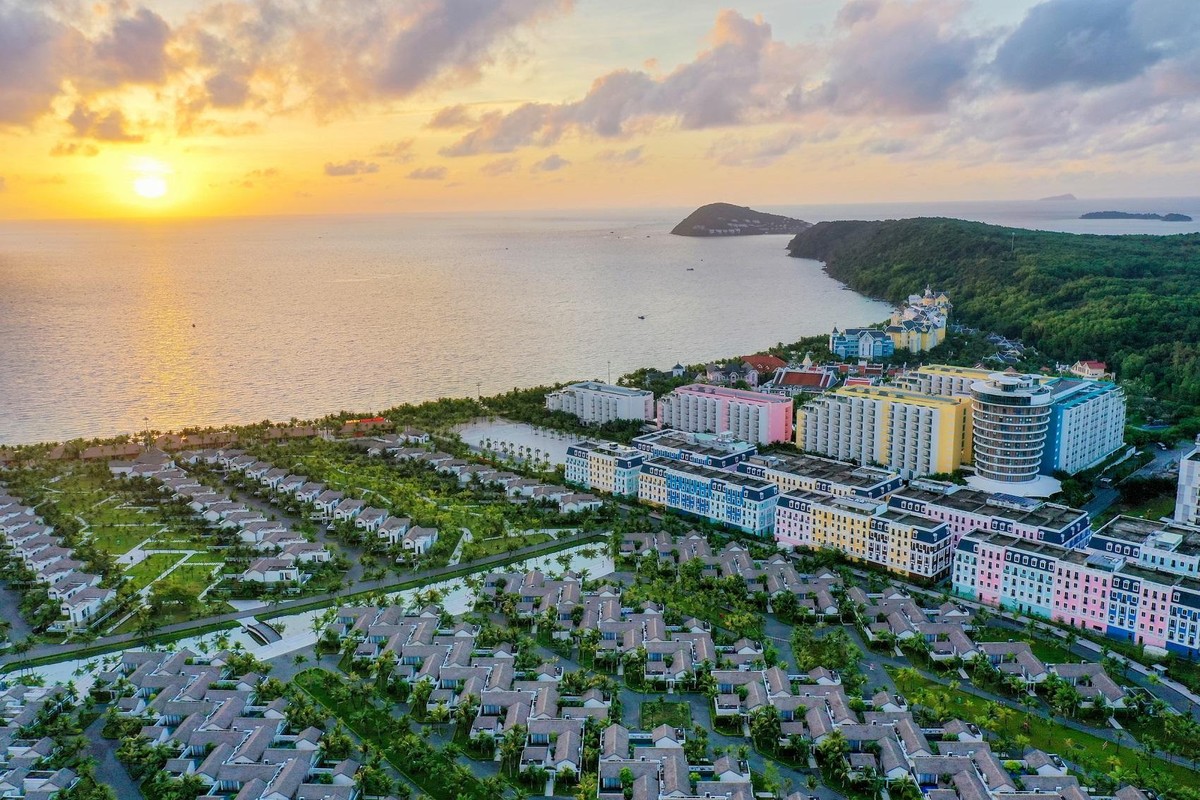 Quần thể du lịch bên Bãi Kem thuộc hệ sinh thái Sun Group tại Phú Quốc.