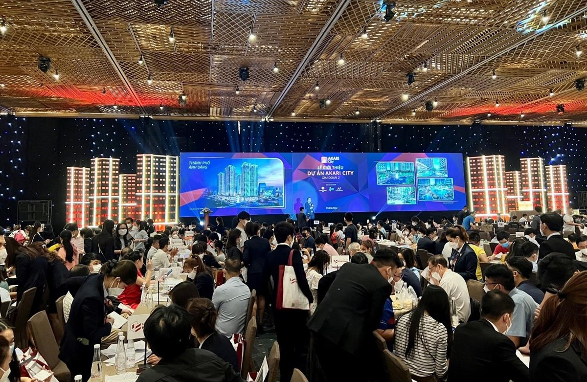 Hàng ngàn khách hàng tham dự lễ giới thiệu hai block AK 7, AK 8 của Akari City giai đoạn 2 vào tháng 3 vừa qua.