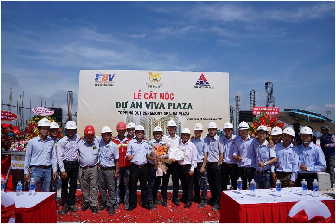 Khách hàng an tâm sở hữu căn hộ khi Viva Plaza đã tổ chức lễ cất nóc vào cuối tháng 6 vừa qua.