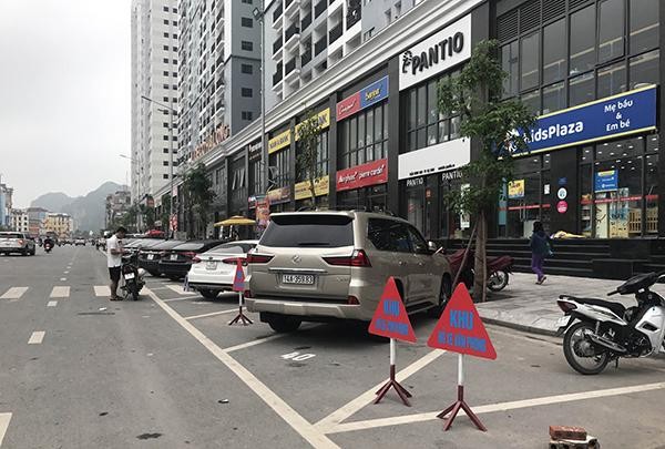Chỗ đỗ xe trước toà nhà chung cư Lideco đã được xoá bỏ vì sự mất an toàn giao thông. Ảnh nguồn: baoquangninh.com.vn. Chỗ đỗ xe trước toà nhà chung cư Lideco đã được xoá bỏ vì sự mất an toàn giao thông. Ảnh nguồn: baoquangninh.com.vn.