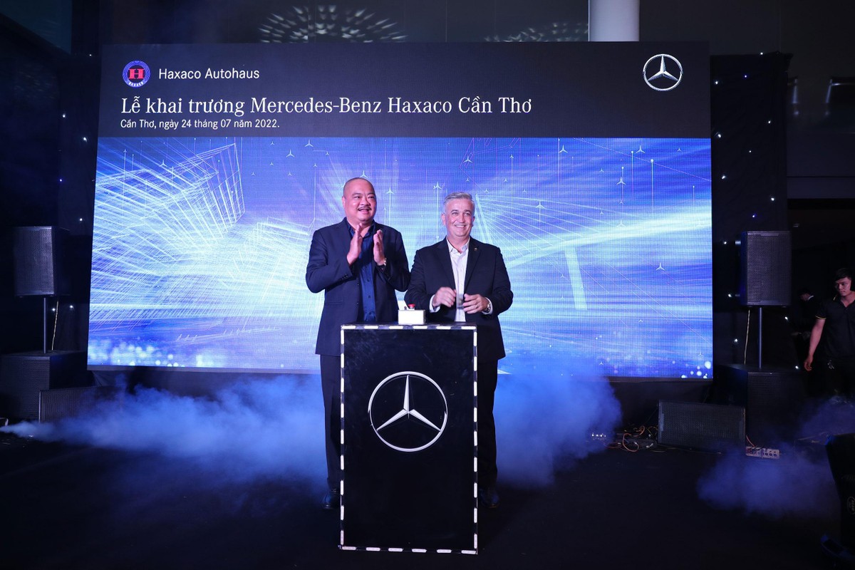 Tổng giám đốc Mercedes-Benz Việt Nam và Chủ tịch HĐQT Haxaco ấn nút khai trương Mercedes-Benz Haxaco Cần Thơ vào ngày 24/7/2022.