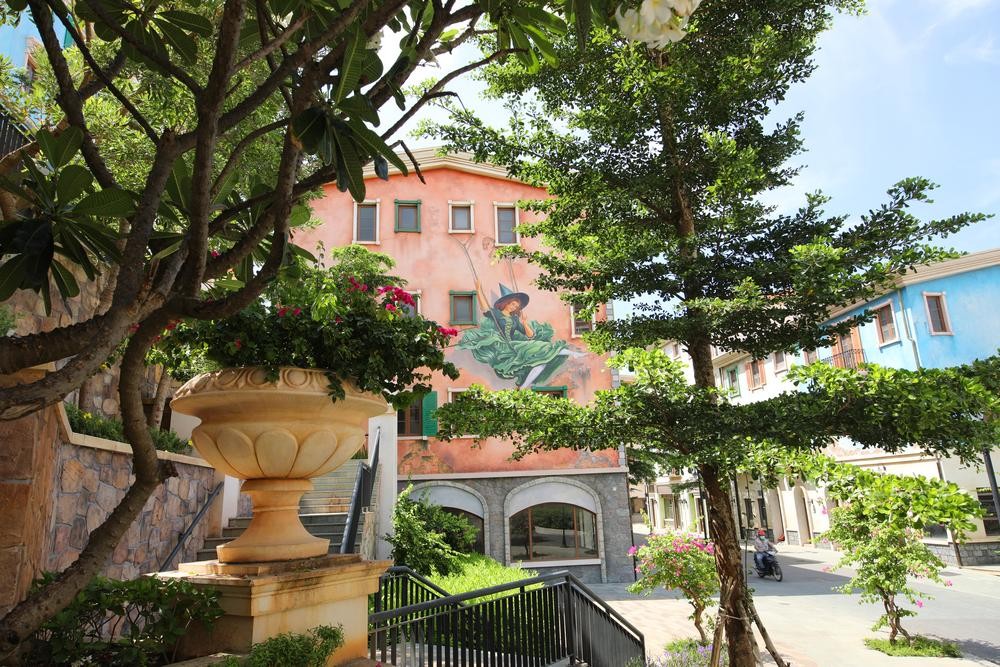 Quanh “bảo tàng nghệ thuật Sun Signature Gallery” là những con đường được thiết kế giao thoa giữa thiên nhiên, kiến trúc, nghệ thuật, giữa văn hóa phương Đông và phương Tây. Đó là những bức tường theming giả cổ 9 lớp mang màu sắc Địa Trung Hải công phu được thổi hồn bằng những bức tranh mang thông điệp của tình bạn, tình yêu đôi lứa, tình yêu nghệ thuật, cuộc sống, được sáng tạo trên nền nghệ thuật từ cổ điển đến đương đại.