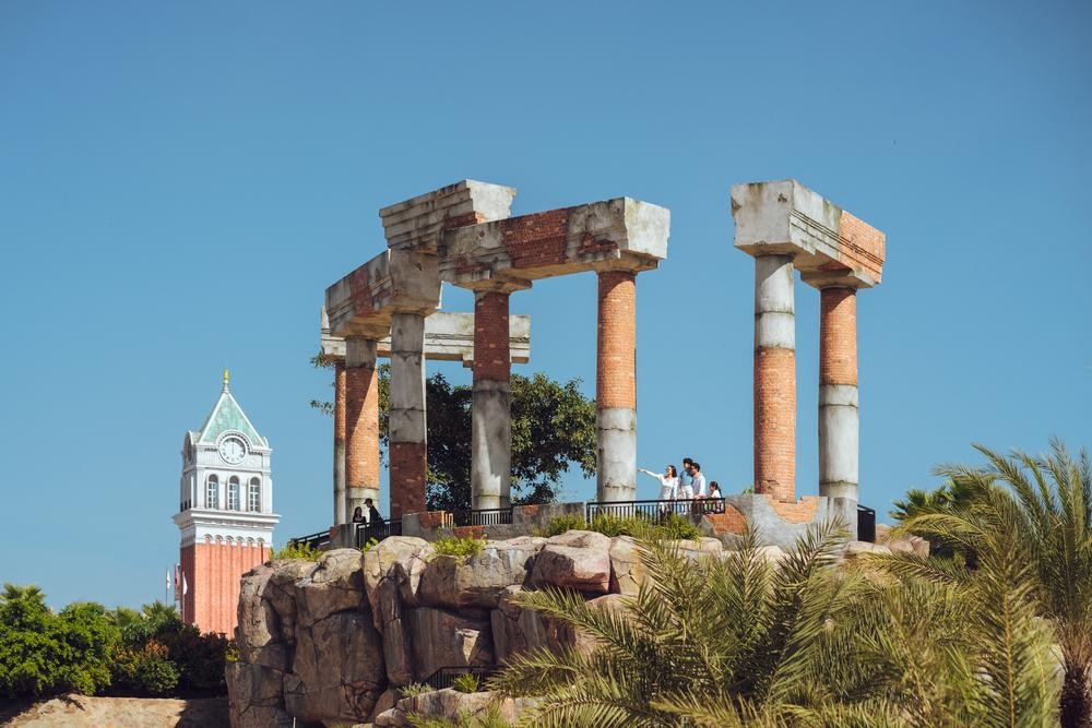 Phía xa là thành cổ Pompeii. Hình ảnh cột đá cao đến chục mét với những vét gạch lở, bong tróc nhuốm màu thời gian được tạo hình tỉ mỉ như mở ra câu chuyện về một thành phố La Mã cổ đại bị chôn vùi bởi tro bụi núi lửa từ hàng ngàn năm.