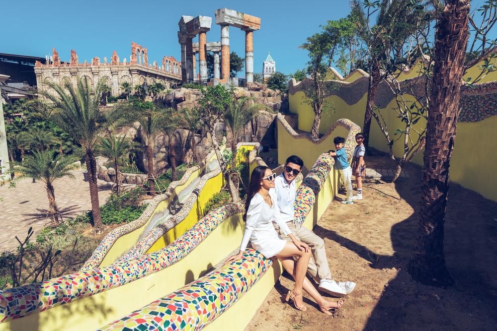 Nếu ai từng đựt chân tới thị tấn vùng ven biển Amalfi chắc hẳn sẽ không thể quên màu gốm thủ công rực rỡ đặc trưng của xứ sở Địa Trung Hải. Con đường gốm sứ uốn lượn dẫn vào thị trấn Địa Trung Hải phiên bản Tây Nam Phú Quốc sẽ là một trong những điểm check in lý tưởng dành cho tín đồ du lịch.