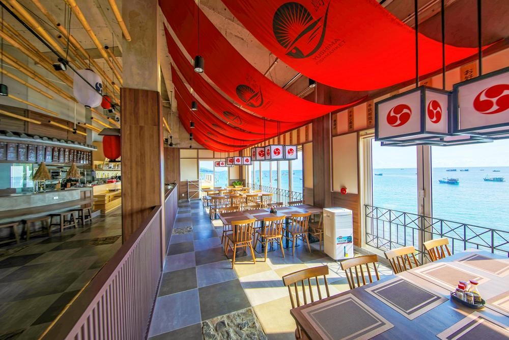 Dãy nhà hàng cao cấp sát biển đa phong cách đã đi vào hoạt động như Yushima Restaurant... hoặc các nhãn hàng chốt kế hoạch khai trương hè năm nay như Sunset Seafood, Cơm niêu Việt - Buffet Hải sản, Sorento Restaurant… hứa hẹn đưa du khách trải nghiệm xúc cảm lãng mạn đến nghẹt thở dưới ánh hoàng hôn trứ danh.