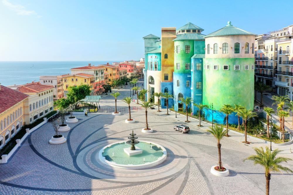 Mở cửa vào Noel 2021, “bảo tàng nghệ thuật” Sun Signature Gallery khiến du khách ấn tượng không chỉ bởi vẻ bề thế như một lâu đài giữa biển trời Phú Quốc, mà còn bởi một "bảo tàng" kiến trúc, nghệ thuật Mid Century Modern sống động, độc bản. Được thiết kế bởi “ông hoàng resort thế giới” Bill Bensley, Sun Signature Gallery được xem là trái tim của vùng đất 12 mùa lễ hội.