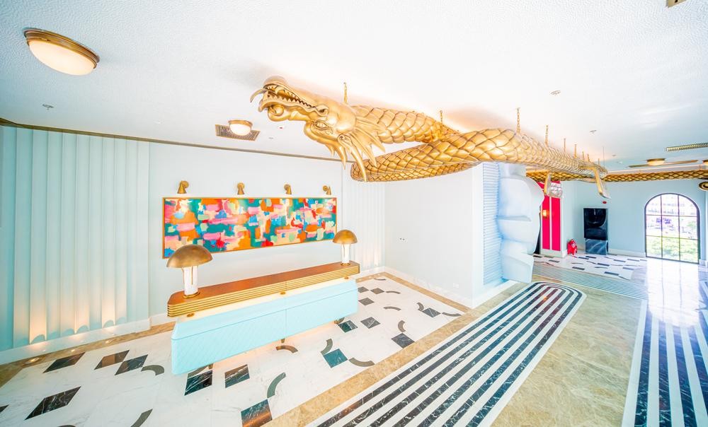 Nội thất bên trong Sun Signature Gallery sẽ đưa du khách bước vào hành trình trở về thời kỳ “Phục Hưng lần 2”, chứng kiến cuộc hội ngộ của những bậc thầy kiến trúc, nội thất, thiết kế, hội họa như Vann Molyvann, Le Corbusier, Walter Gropius, Frank Lloyd Wright, và Ngô Viết Thụ, hay Alexander Girard, Eileen Gray, Robert Stewart… thông qua từng chi tiết nội thất, hoa văn, cầu thang, chiếu nghỉ, hành lang, đèn trang trí, đồng hồ treo tường, trần hay thảm trải sàn…