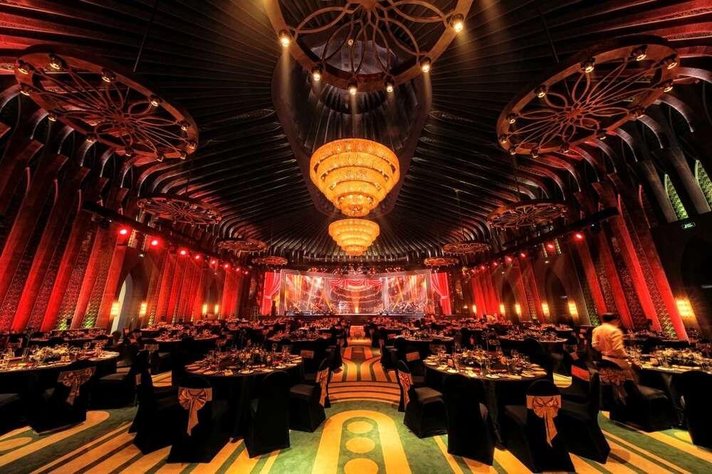 Điểm nhấn của nơi đây là Ballroom có sức chứa lên tới 1.000 người, được trang trí bởi hàng vạn viên đá mica nhiều màu sắc được đính thủ công trên tường, mái vòm nơi cao nhất lên tới 22m hút tầm mắt, đèn chùm nặng 500kg với những chi tiết làm bằng vỏ sò tự nhiên và pha lê quý hiếm, hệ thống đèn chiếu sáng mang âm hưởng phong cách kiến trúc Gothic độc đáo. Sở hữu những công nghệ âm thanh ánh sáng đỉnh cao tiêu chuẩn quốc tế, Sun Signature Gallery được kỳ vọng trở thành trung tâm sự kiện, lễ hội chuyên biệt, giàu giá trị thẩm mỹ, nghệ thuật, tọa lạc giữa tâm điểm Thị trấn Địa Trung Hải phồn hoa.