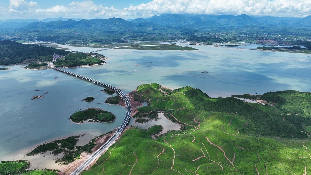 Cao tốc Vân Đồn - Móng Cái có tổng chiều dài toàn tuyến là 80,23 km; bao gồm 2 đoạn: Vân Đồn - Tiên Yên dài 16,8 km và Tiên Yên - Móng Cái dài 63,26 km. Tuyến đường góp phần rút ngắn thời gian di chuyển từ Hà Nội - Móng Cái chỉ còn 3 giờ (hiện tại là 5,5 giờ). Cao tốc Vân Đồn - Móng Cái có tổng chiều dài toàn tuyến là 80,23 km; bao gồm 2 đoạn: Vân Đồn - Tiên Yên dài 16,8 km và Tiên Yên - Móng Cái dài 63,26 km. Tuyến đường góp phần rút ngắn thời gian di chuyển từ Hà Nội - Móng Cái chỉ còn 3 giờ (hiện tại là 5,5 giờ).