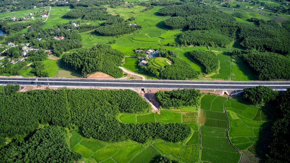 Sau khi chính thức được thông xe, đây sẽ sẽ là tuyến cao tốc dài nhất Quảng Ninh với điểm đầu nằm gần sân bay quốc tế Vân Đồn và điểm cuối đấu nối với đường dẫn cầu Bắc Luân 2 (TP Móng Cái). Đồng thời; với tuyến đường này, Quảng Ninh cũng sẽ chính thức trở thành tỉnh có số km cao tốc lớn nhất Việt Nam tính đến thời điểm hiện nay, với 176/1.046 km, tương đương 18% độ dài cao tốc đã đưa vào sử dụng của cả nước. Sau khi chính thức được thông xe, đây sẽ sẽ là tuyến cao tốc dài nhất Quảng Ninh với điểm đầu nằm gần sân bay quốc tế Vân Đồn và điểm cuối đấu nối với đường dẫn cầu Bắc Luân 2 (TP Móng Cái). Đồng thời; với tuyến đường này, Quảng Ninh cũng sẽ chính thức trở thành tỉnh có số km cao tốc lớn nhất Việt Nam tính đến thời điểm hiện nay, với 176/1.046 km, tương đương 18% độ dài cao tốc đã đưa vào sử dụng của cả nước.